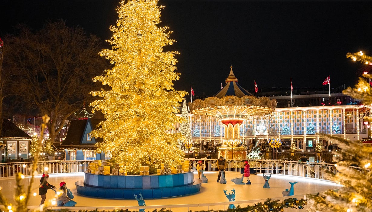 Juletre og julekarusell i Tivoli i København