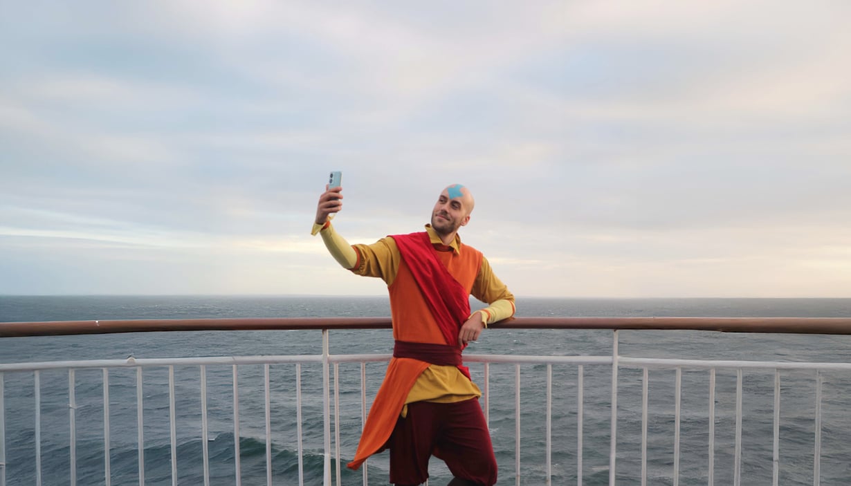 En mann på Cosplay Cruise