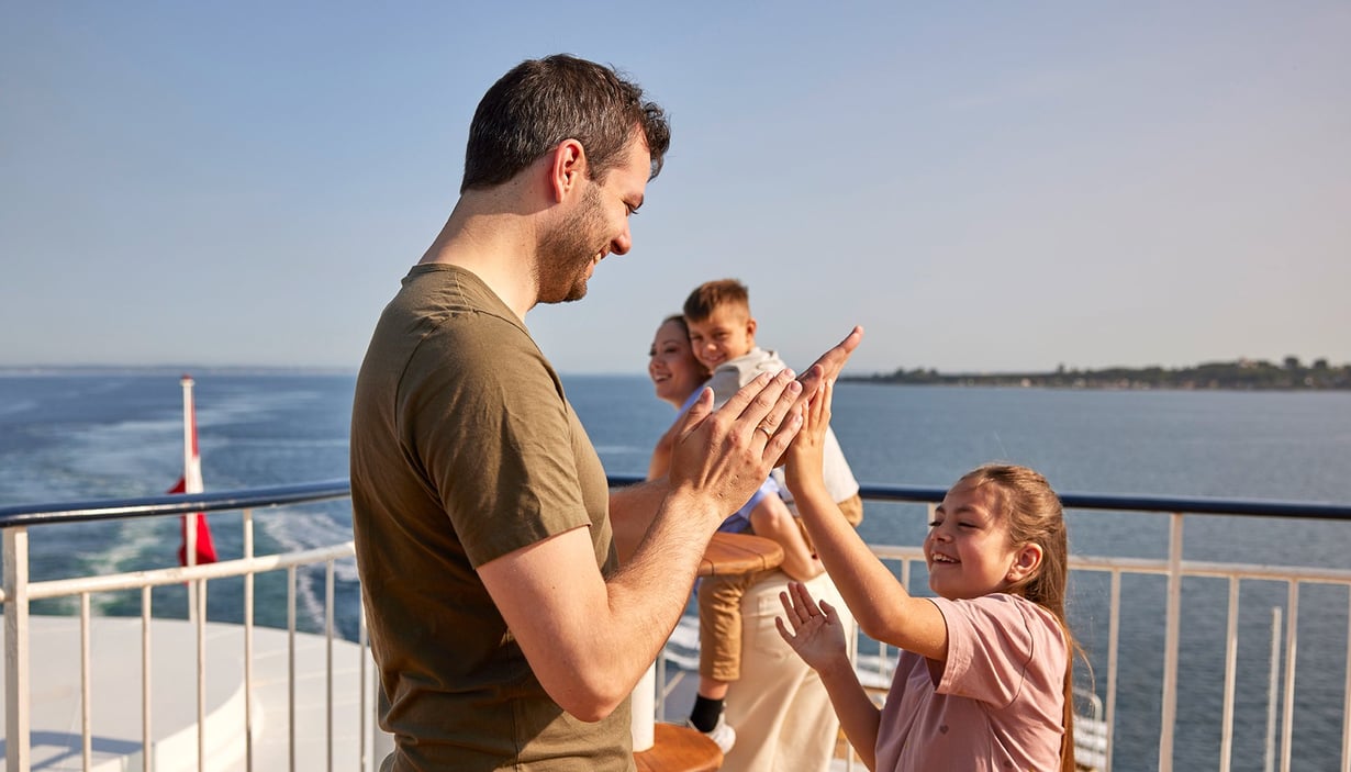 Familie på fire på dekk