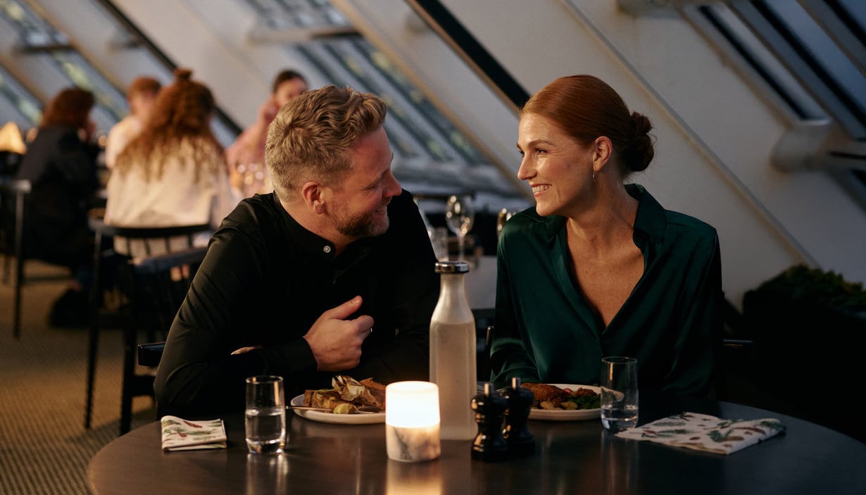 Et par som spiser et måltid om bord