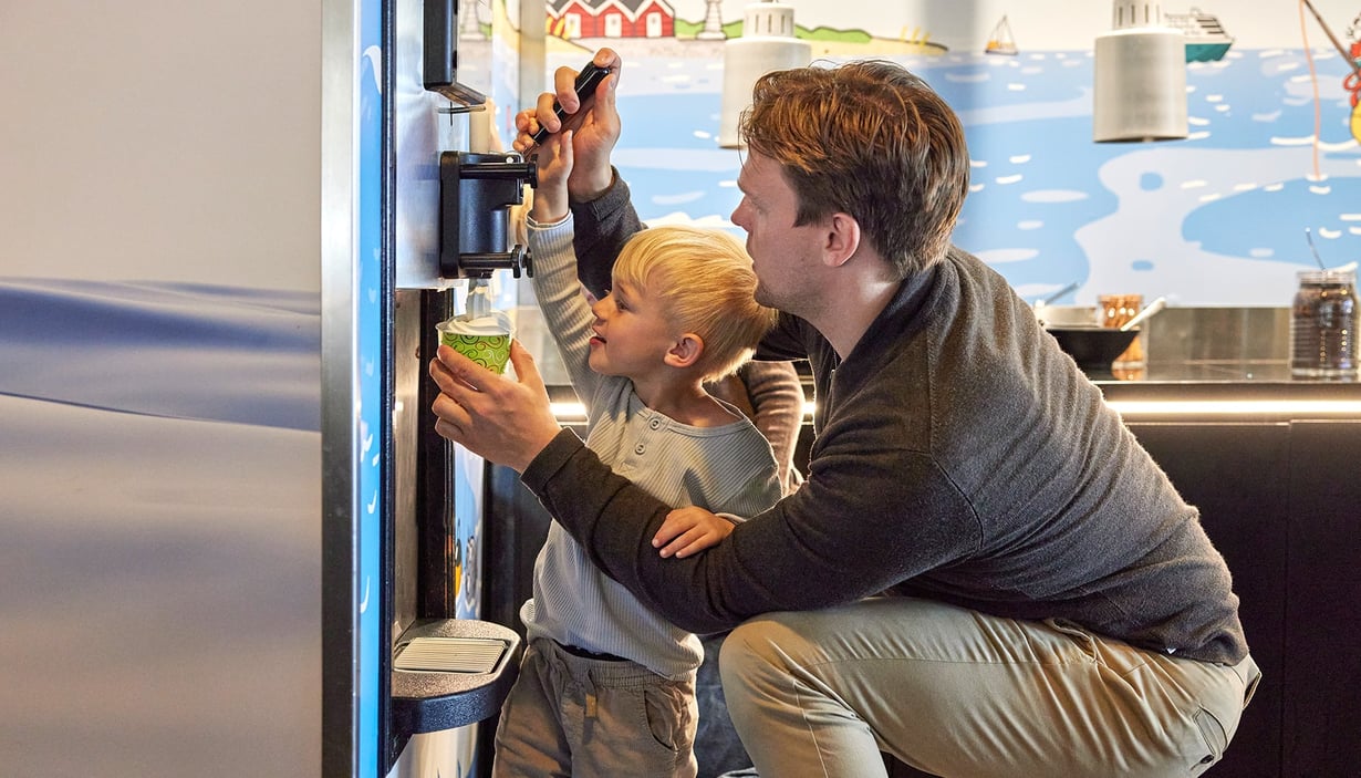 Far og sønn lager soft ice