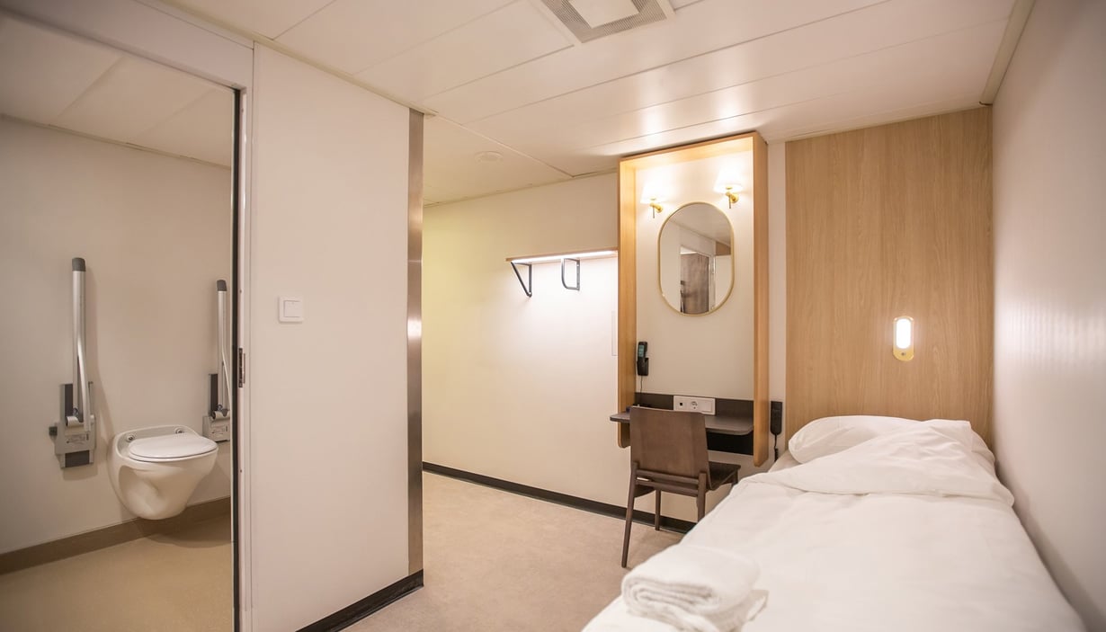 Tilgjengelig lugar med seng, skrivebord og bad.
