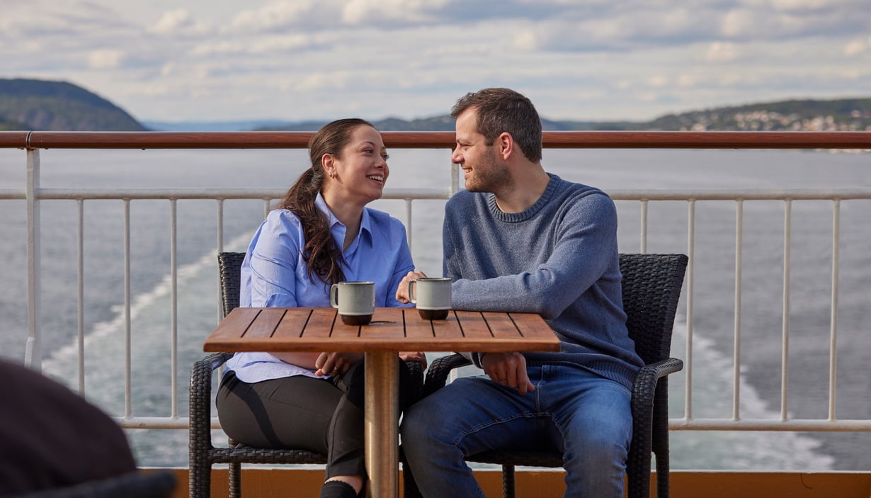 Par sitter ute på dekk