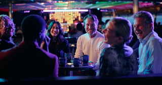 Folk rundt et bord på Club Liva