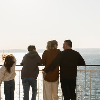 Familie som står sammen på dekk