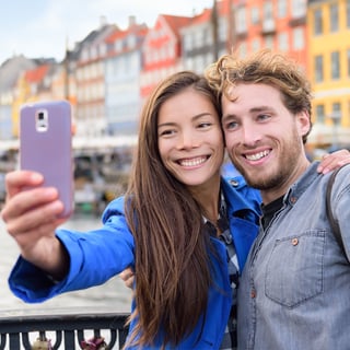 To mennesker som tar selfie forann Nyhavn