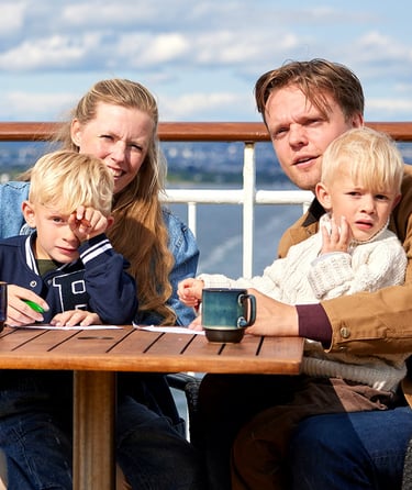 Familie nyter solen ute på dekk
