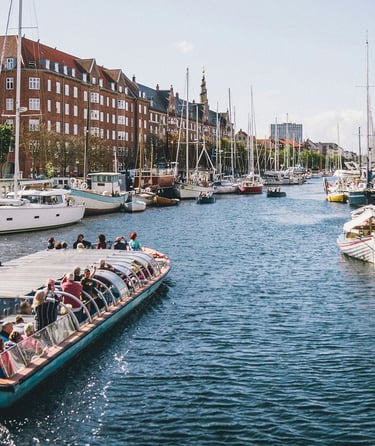 Kanalbåt på Christianhavns kanal - photocredi kristijan arsov
