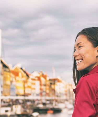 Dame ser utover Nyhavn