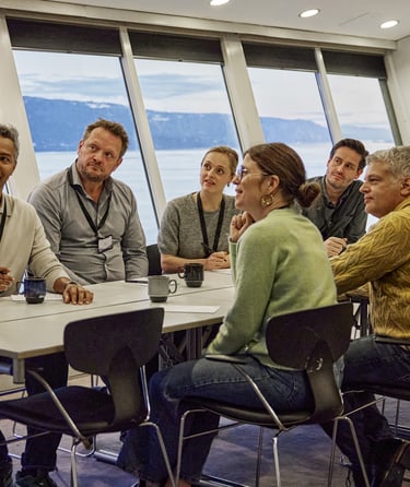 Konferanserom med havutsikt fylt med mennesker om bord på skip