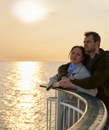 Par i solnedgang på dekk