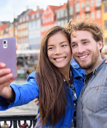 To mennesker som tar selfie forann Nyhavn