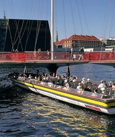kanalbåt kjører under bro