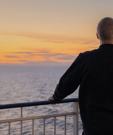 Et par nyter solnedgangen fra dekk