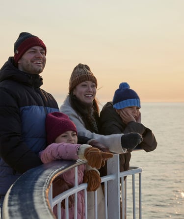 Familie ute på dekk om vinteren