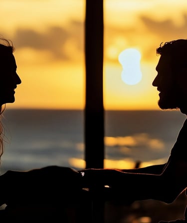 To personer med drikke ved solnedgang.