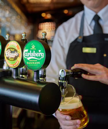 Bartender som skjenker fatøl.