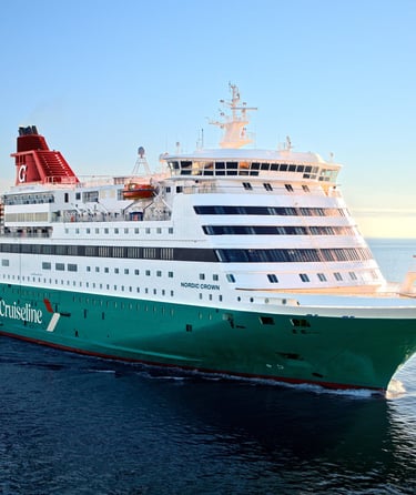 Ferge som seiler på havet.