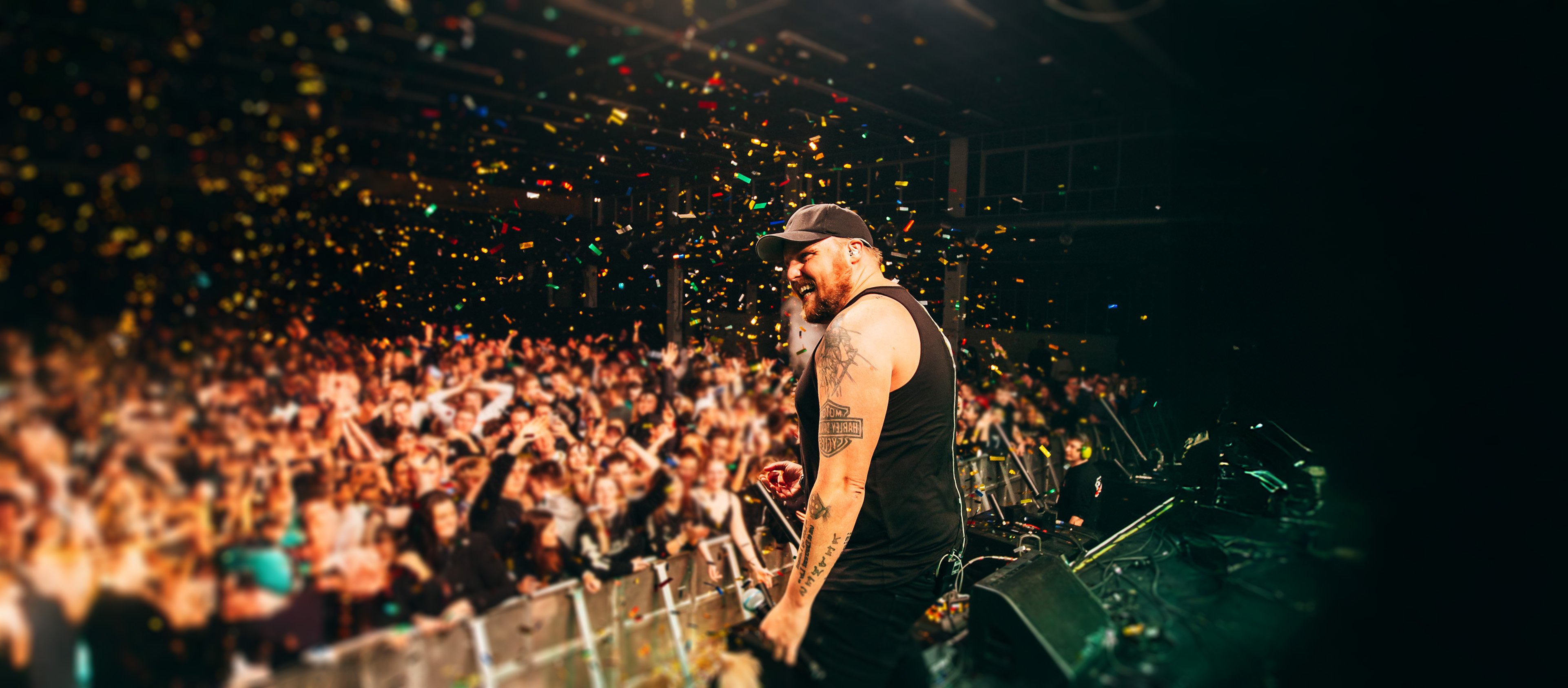 Staysman ser ut over publikum fra scenen