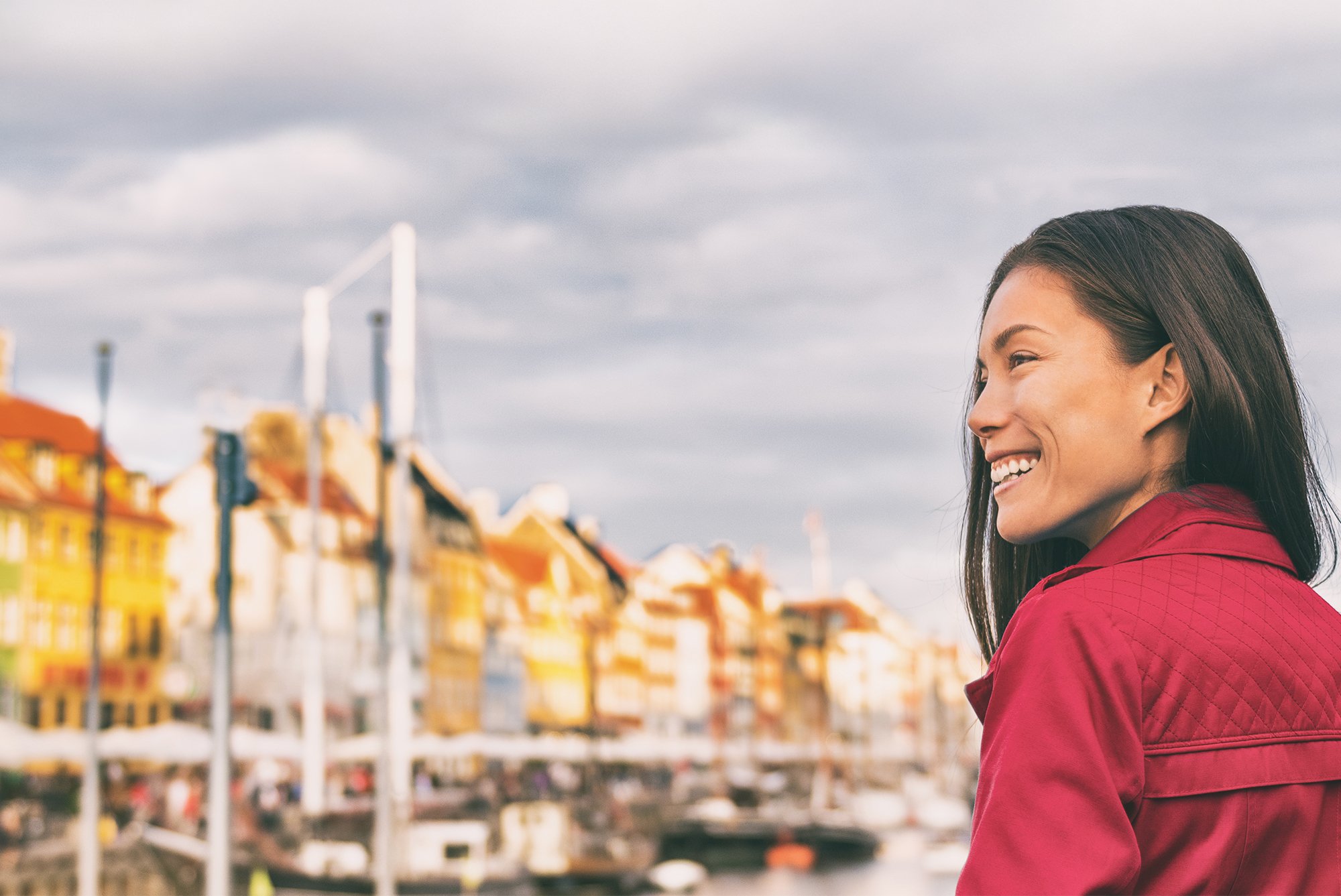 Dame ser utover Nyhavn