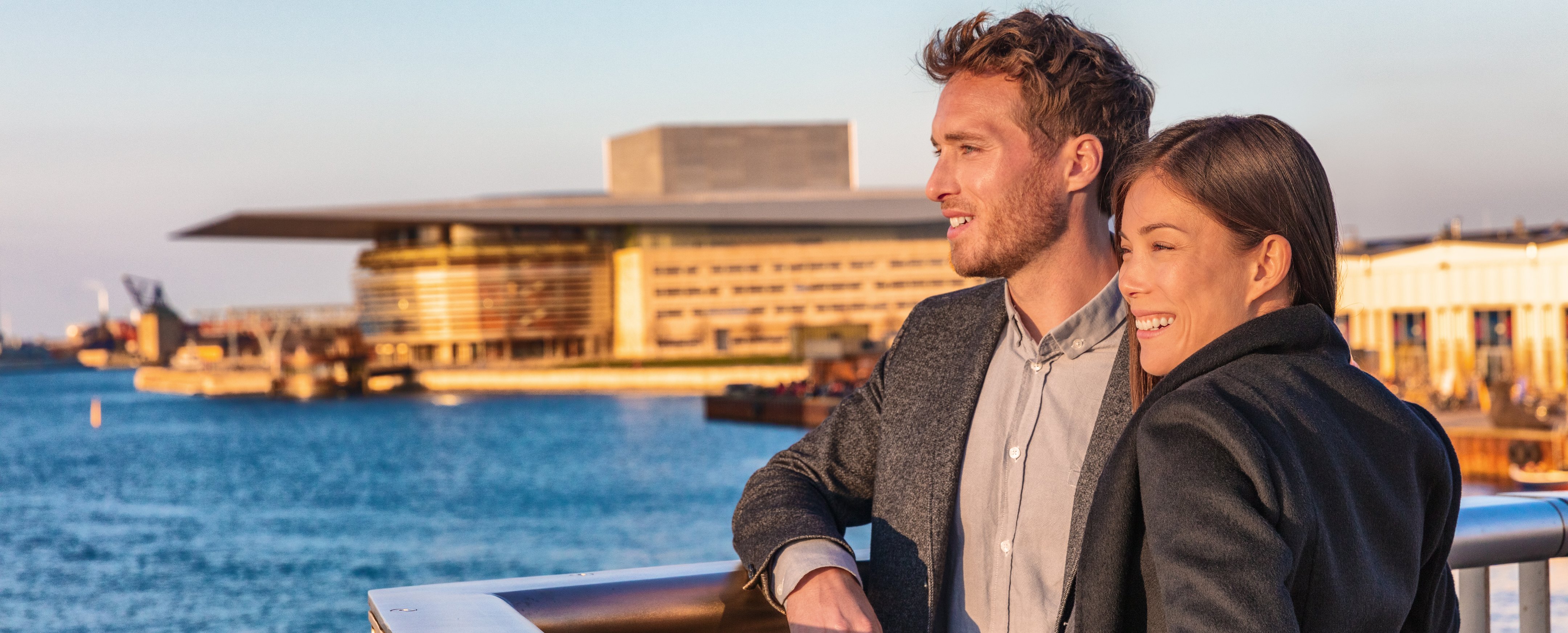 Par med Operaen i København i bakgrunnen
