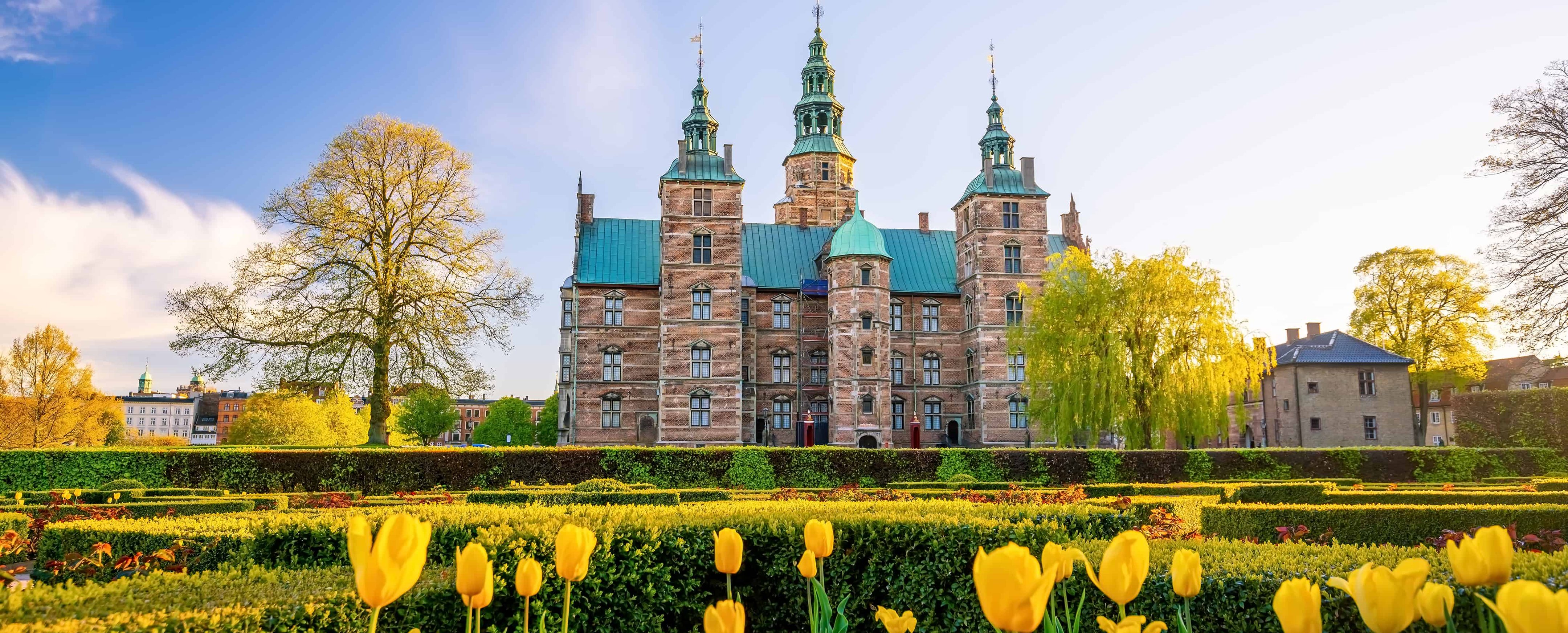 Rosenborg slott omgitt av en hage med gule tulipaner i København
