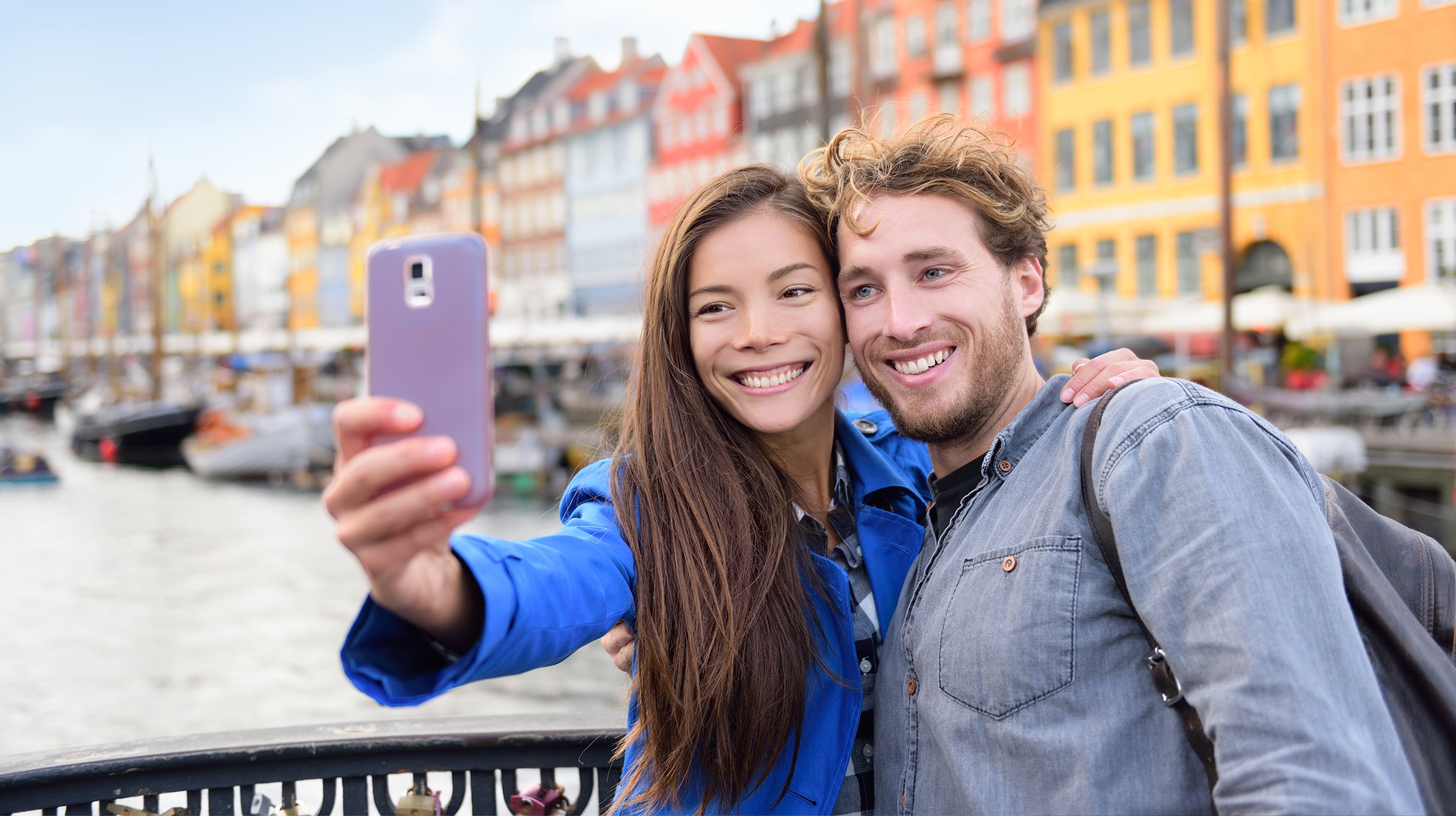 To mennesker som tar selfie forann Nyhavn