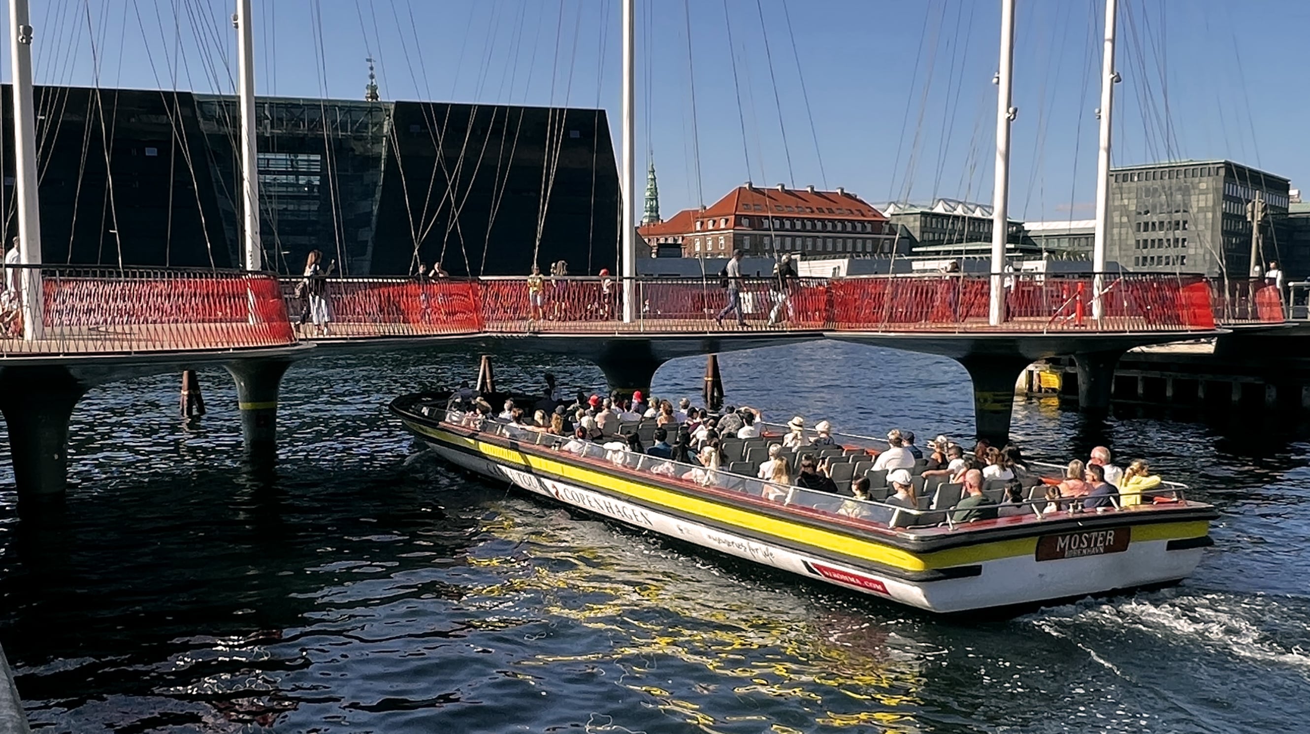 kanalbåt kjører under bro