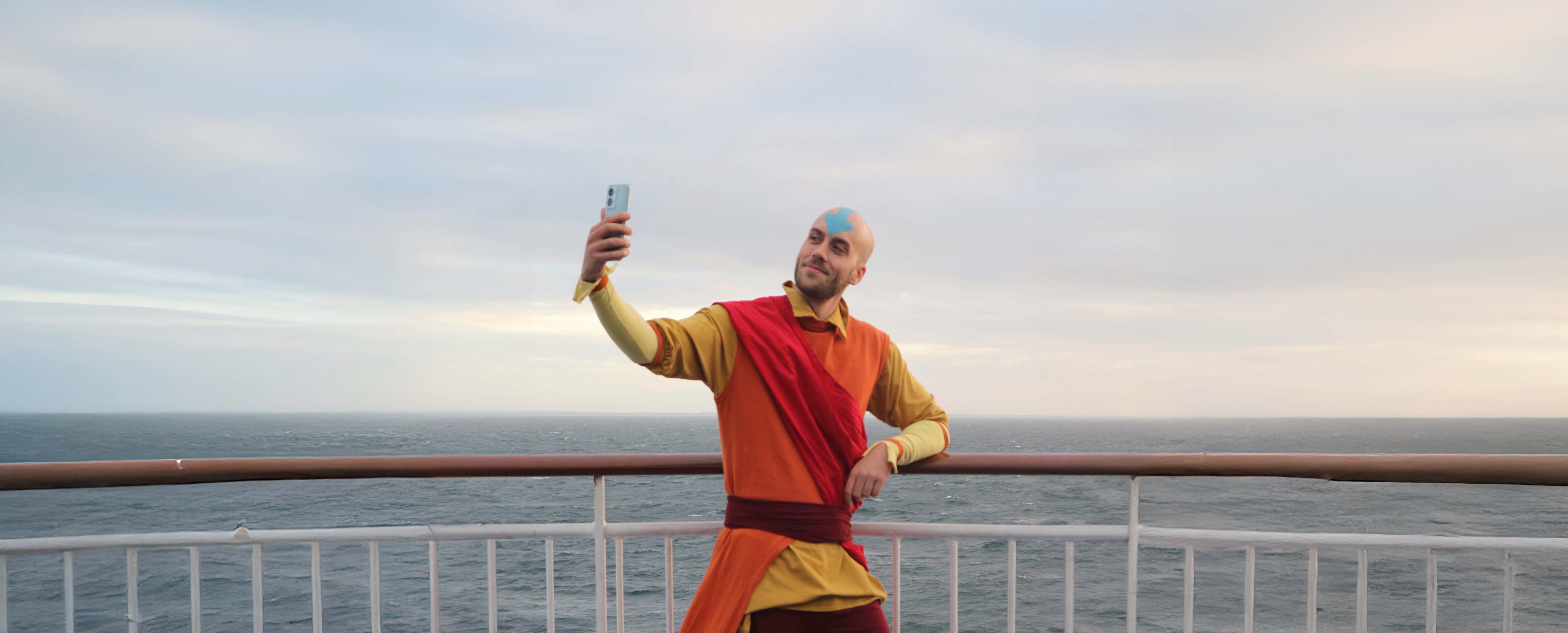 En mann på Cosplay Cruise