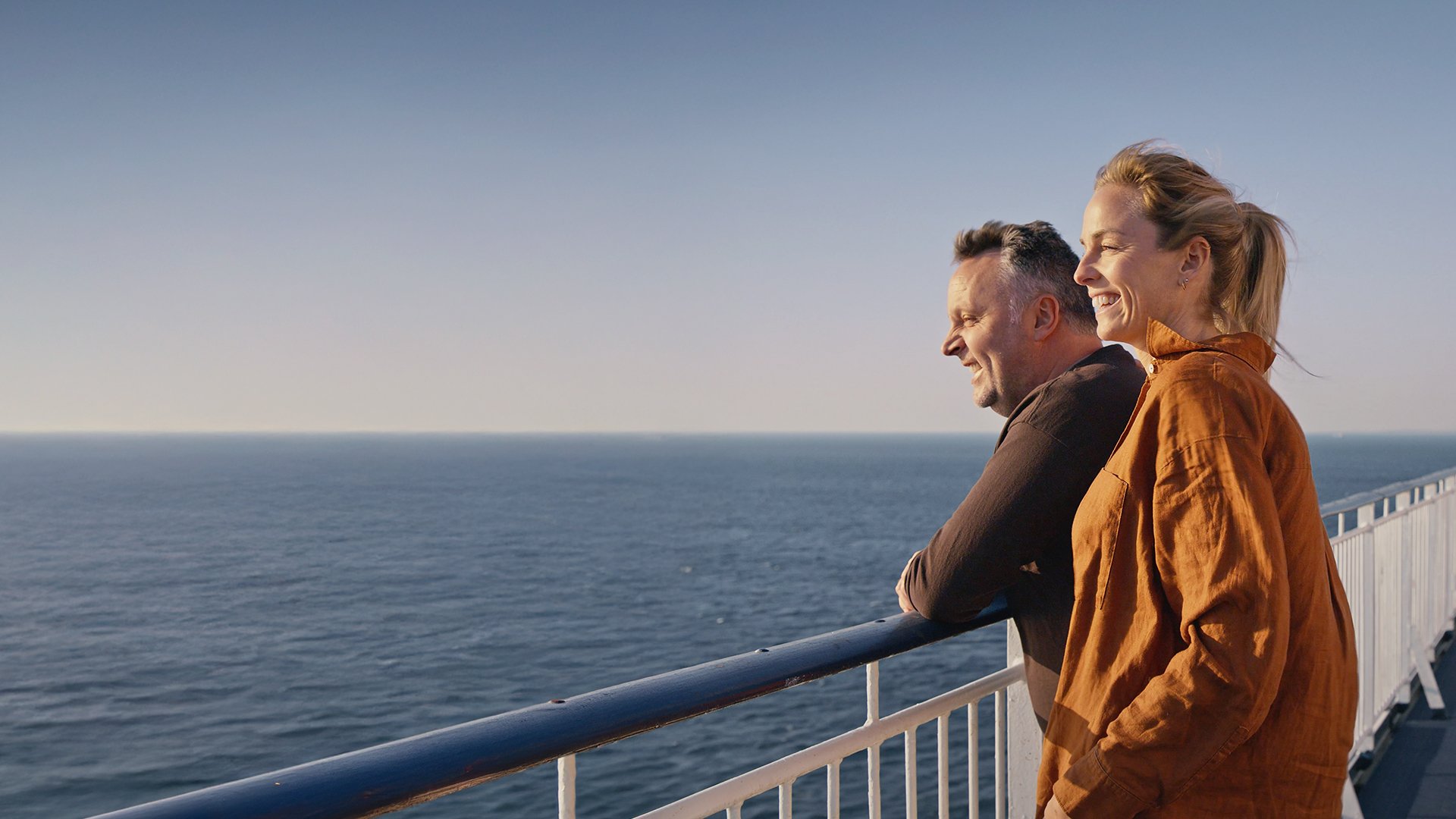 mann og dame ut på dekk på et skip