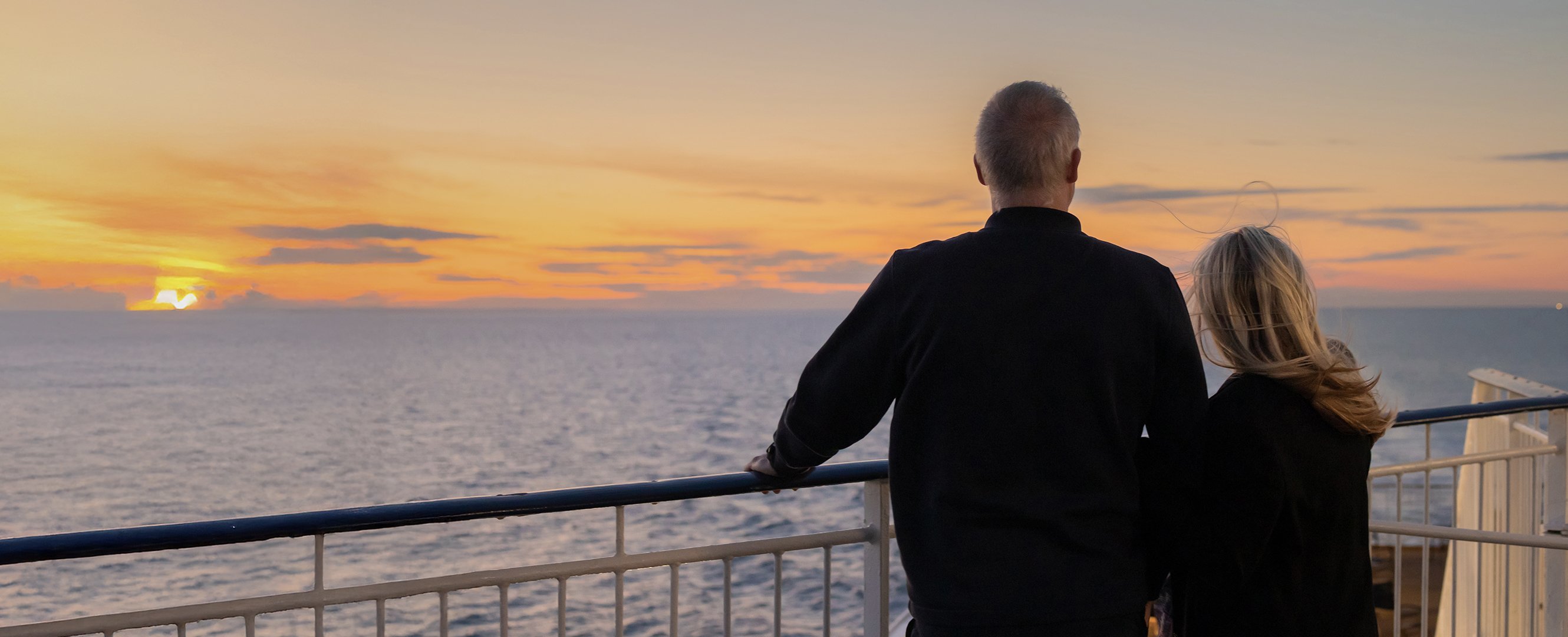 Et par nyter solnedgangen fra dekk