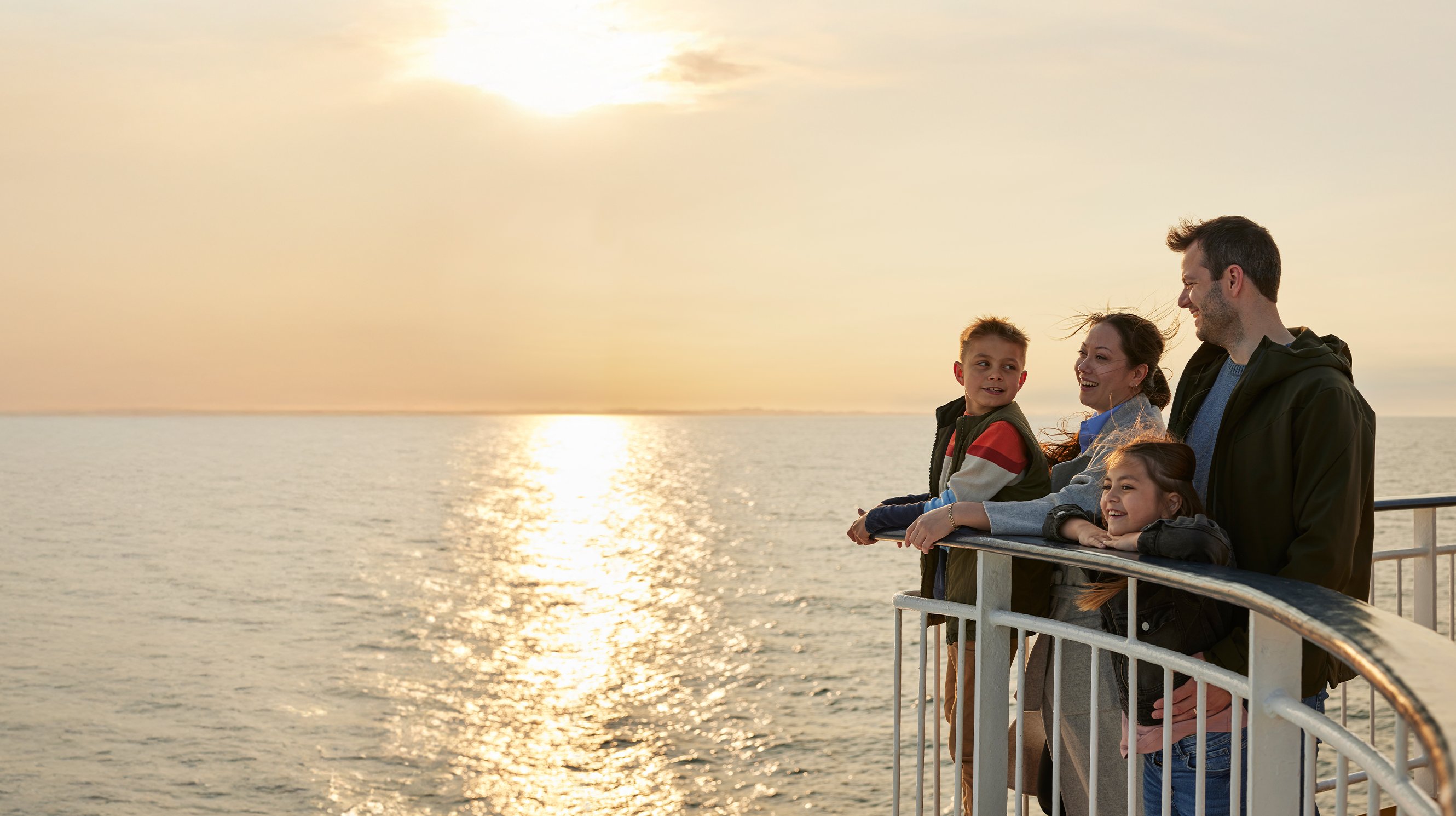 Familie i solnedgang på dekk.
