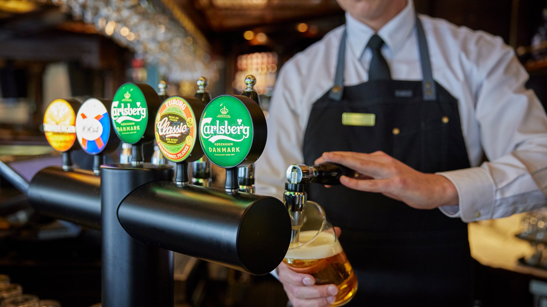 Bartender som skjenker fatøl.