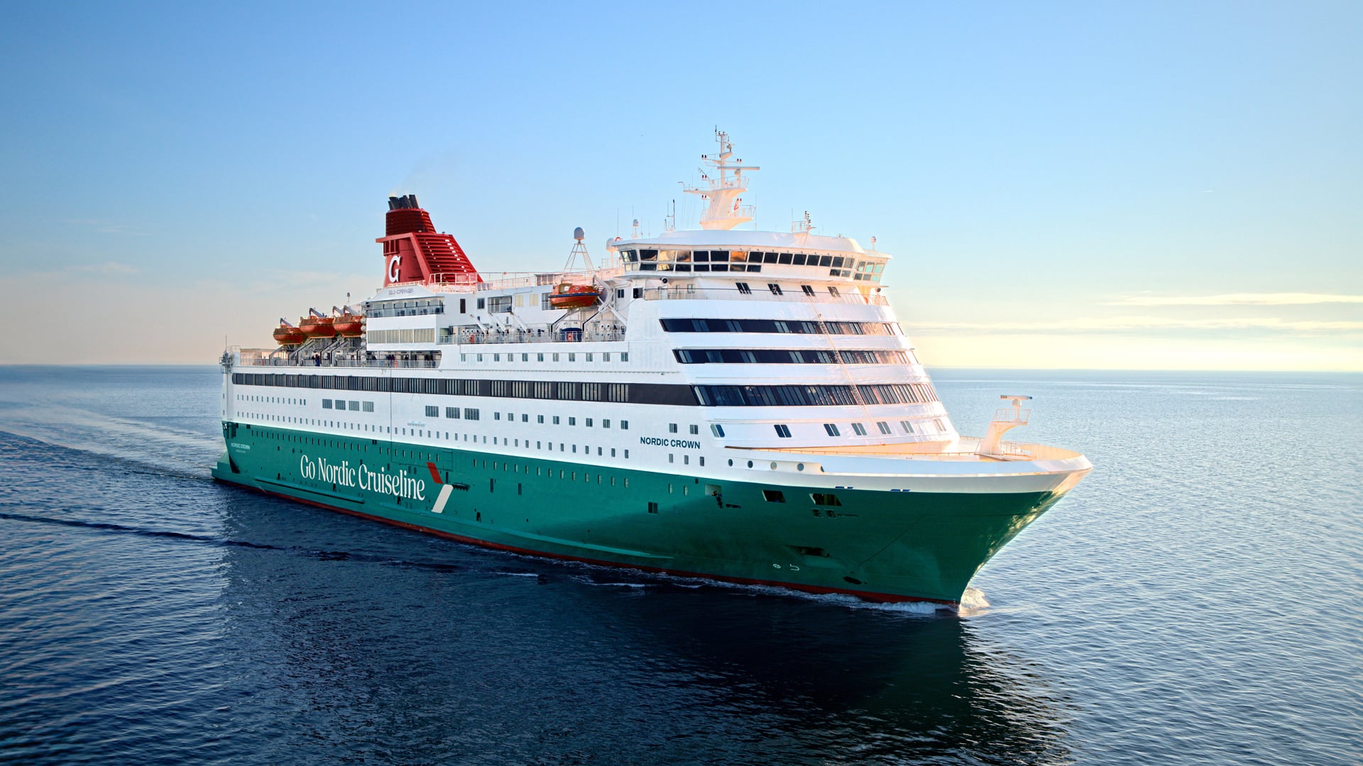 Ferge som seiler på havet.