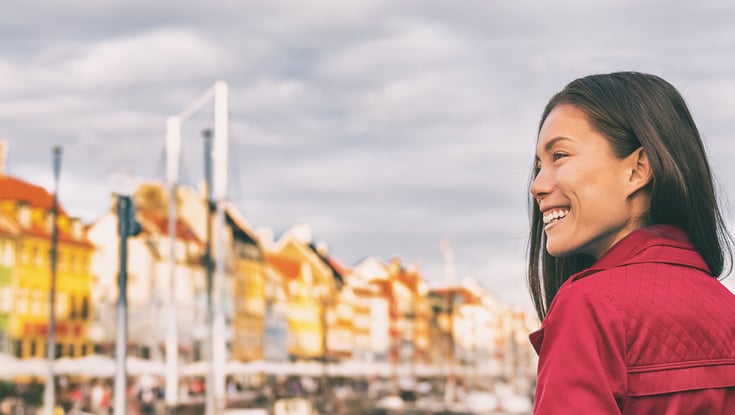 Dame ser utover Nyhavn