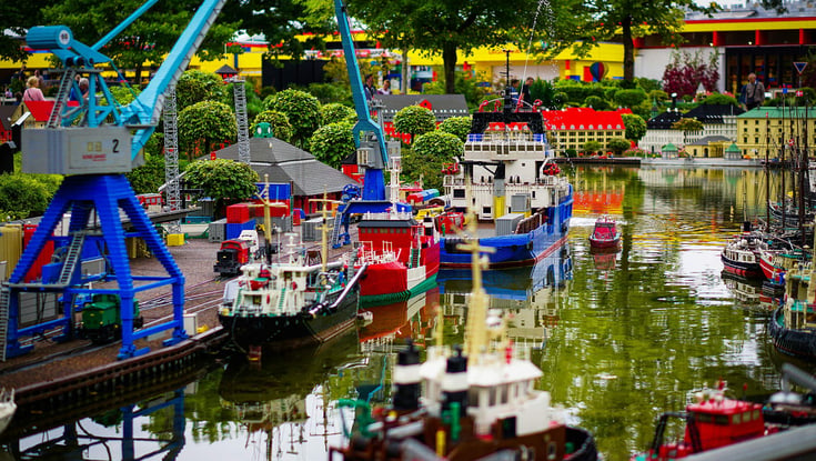 Et verft og en havn laget av lego