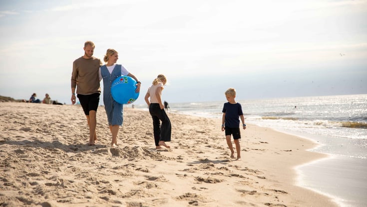 Familie på stranden ved Nordsjøen