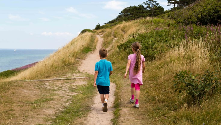 Gutt og jente på tur på vestjylland