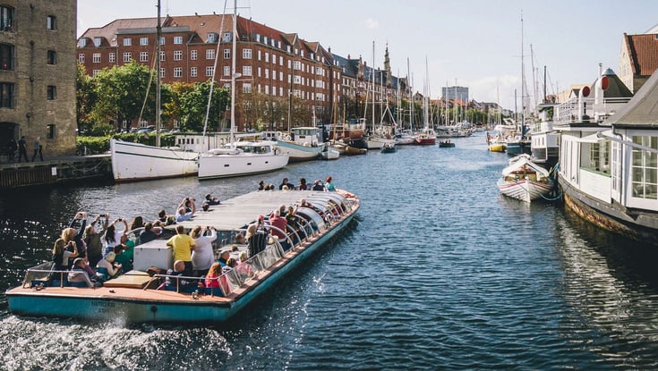 En båt på kanalen i København