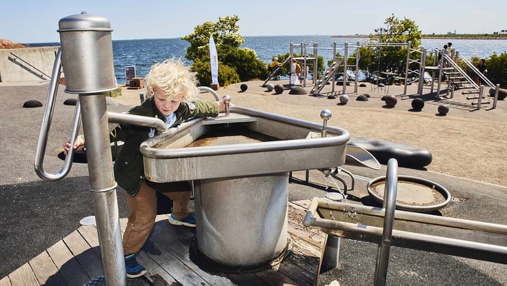 gutt på lekeplass