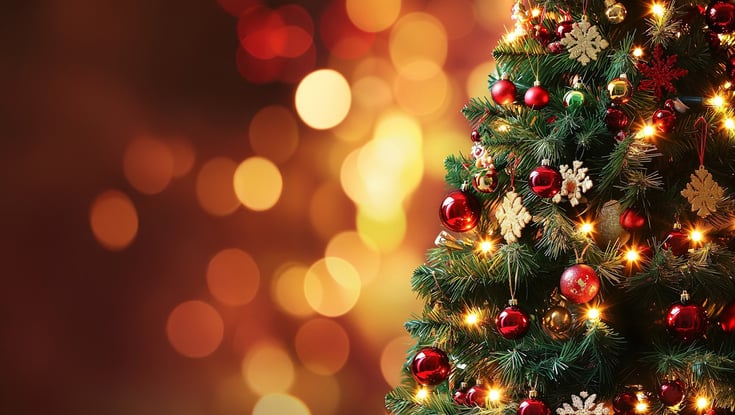 Pyntet juletre med ornamenter og lys.