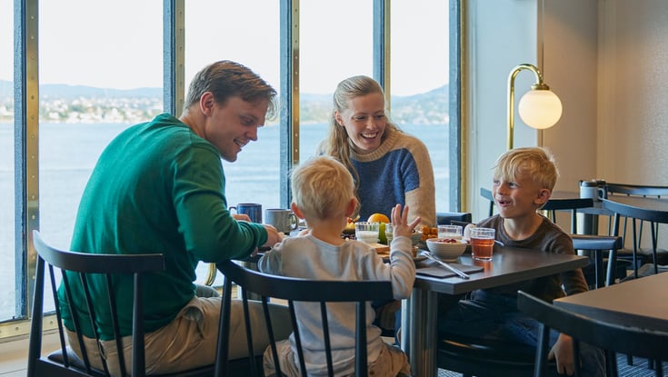 En familie spiser frokost