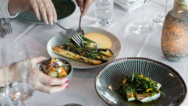 Hender som forsyner seg av deleretter i restaurant Nord.