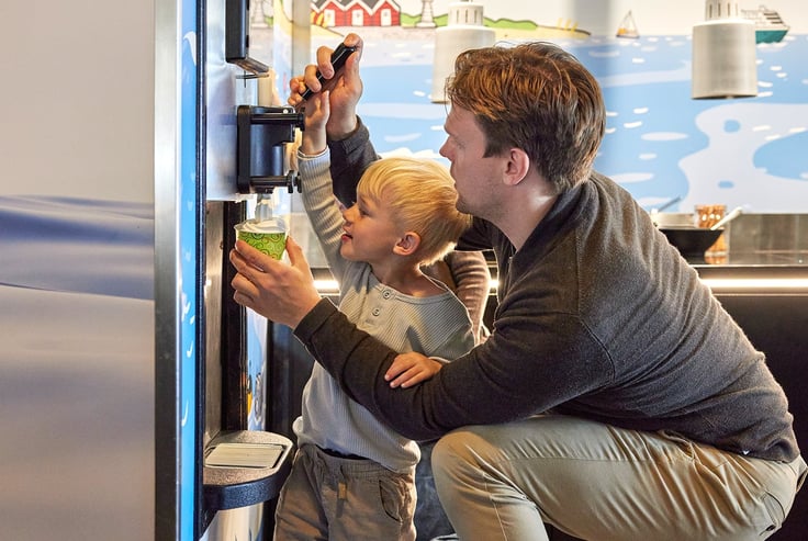 Far og sønn lager soft ice