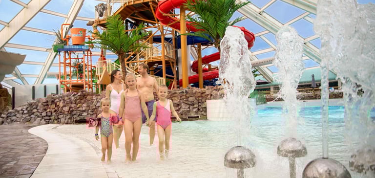 Familie som nyter tiden i Aquadome