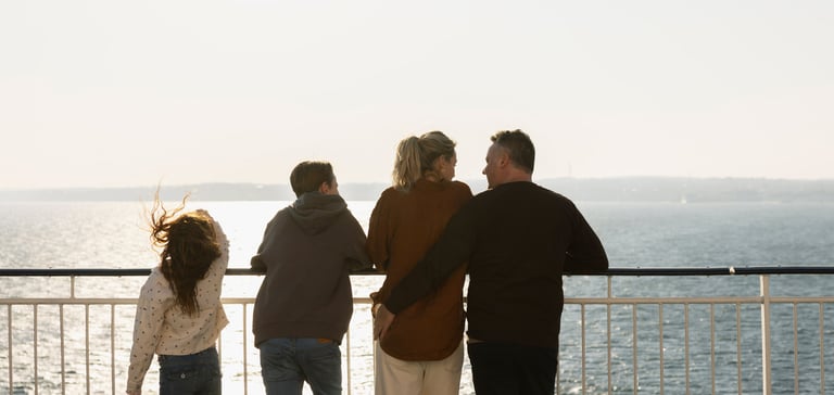 Familie som står sammen på dekk