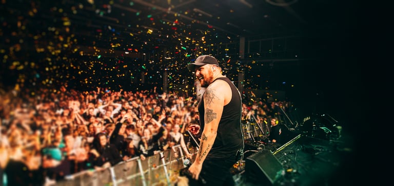 Staysman ser ut over publikum fra scenen