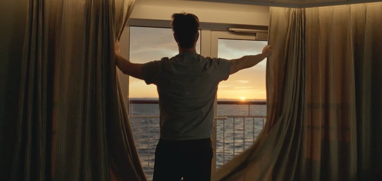 Mann som trekker fra gardinene i en lugar