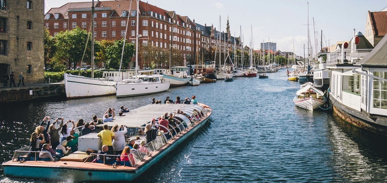 Kanalbåt på Christianhavns kanal - photocredi kristijan arsov