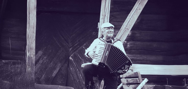 Mann spiller på trekkspill